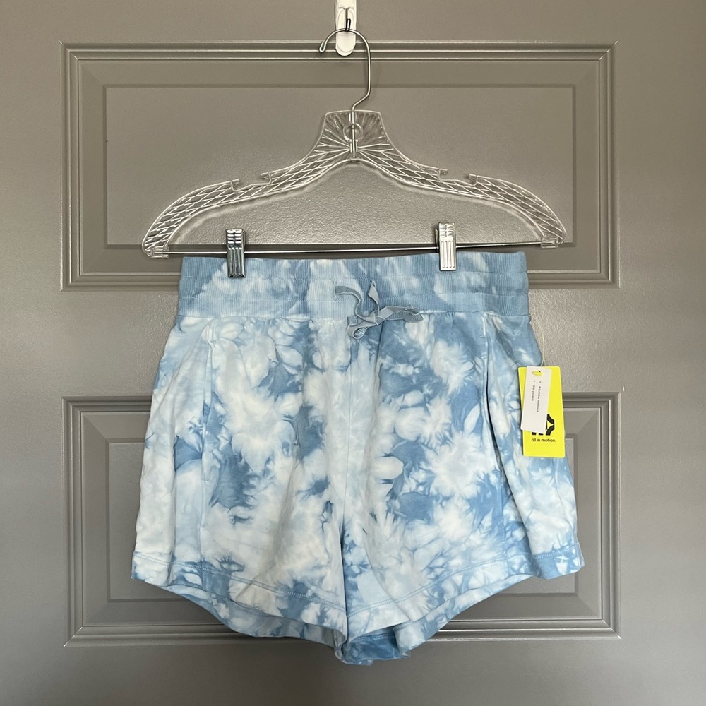 NWT All in Motion Blue and White Tie Dye High waist Short 3 inch